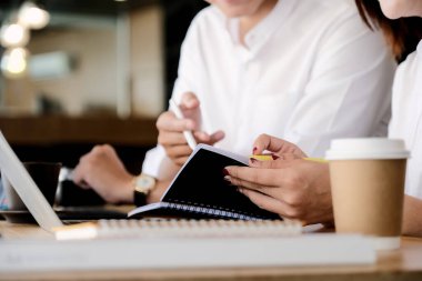 İş adamları dizüstü bilgisayarla finansal rapor grafiğini tartışıp beyin fırtınası yapıyor. Takım çalışması çalışma konsepti