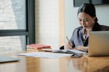 Muhasebeci ya da mali müfettişler rapor hazırlıyor, hesaplıyor. Konut kredisi, yatırım, ekonomi, tasarruf