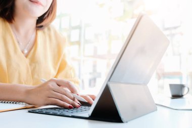 Muhasebe ya da finansal analiz için akıllı tablet bilgisayar kullanan kadın