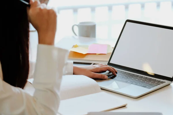 Jeune femme d'affaires travaillant au bureau avec ordinateur portable et documents financiers — Photo