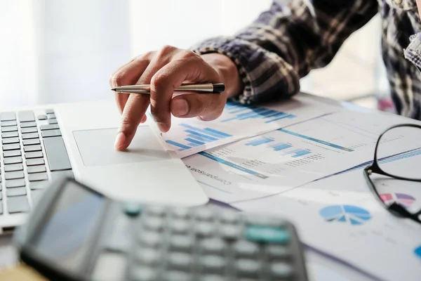 Empresário ou contabilista que trabalha com computador portátil para calcular a contabilidade financeira no escritório — Fotografia de Stock