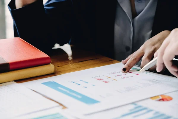 Affärsmän Planering Strategi Analys från ekonomiska dokument rapport, Office Concept — Stockfoto