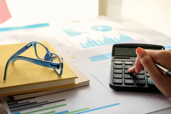 Close up Contabilista usando calculadora para calcular a despesa financeira no escritório em casa — Fotografia de Stock