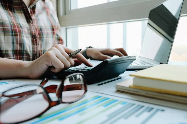 Mulher de negócios que trabalha em finanças e contabilidade Analise o orçamento financeiro no escritório — Fotografia de Stock