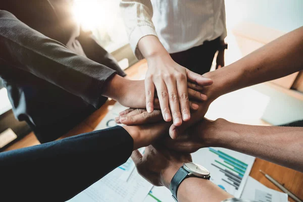 Trabalho em equipe Sucesso. Equipe de grupo de pessoas de negócios feliz mostrando trabalho em equipe e juntando as mãos depois de atender negócios parceiros — Fotografia de Stock