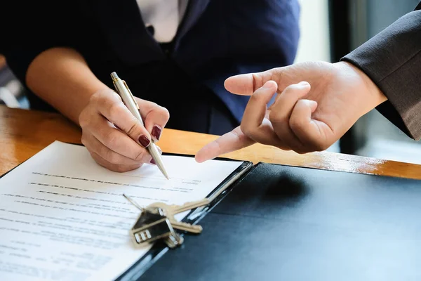 Agente de bienes raíces ofrecen mano para el cliente firmar contrato firma de contrato para comprar o vender casa . —  Fotos de Stock