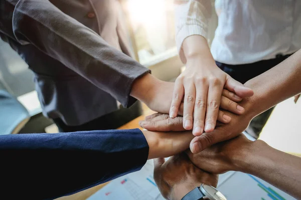 Trabalho em equipe Sucesso. Equipe de grupo de pessoas de negócios feliz mostrando trabalho em equipe e juntando as mãos depois de atender negócios parceiros — Fotografia de Stock