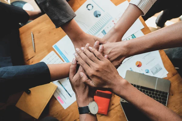 Travail d'équipe Réussite. Équipe de groupe de gens d'affaires heureux de montrer le travail d'équipe et de joindre les mains après avoir rencontré les entreprises partenaires — Photo