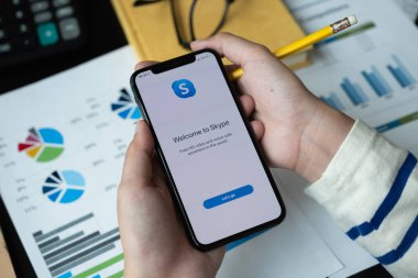 CHIANG MAI, THAILAND - 06 Nisan 2020: Skype uygulamalı iPhone X 'leri tutan kadın, Skype Microsoft' un bir parçası, 