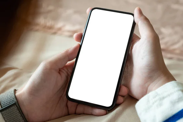 Cortado tiro de mulher profissional segurando smartphone tela em branco no quarto em casa — Fotografia de Stock