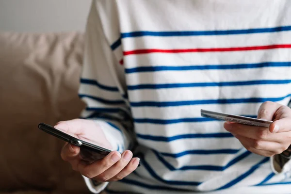 Online shopping payment, Womans hands holding a smart phone and credit card — стоковое фото