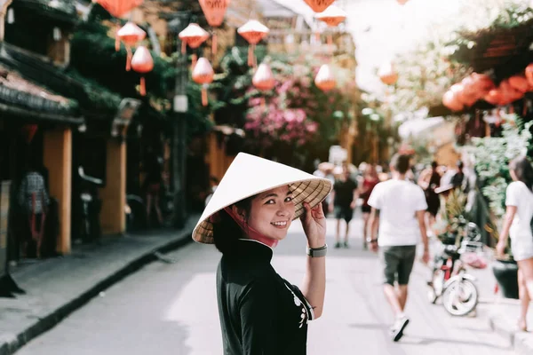 在越南海安市海安村，戴着越南帽或非拉帽的漂亮姑娘和观光客 — 图库照片