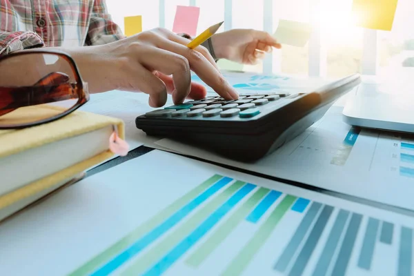 Mulher contador ou contador usar calculadora para cálculo relatório financeiro . — Fotografia de Stock