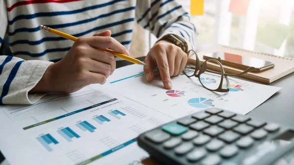 Fechar o contador mão segurando lápis enquanto trabalhava na calculadora para calcular o relatório de dados financeiros , — Fotografia de Stock