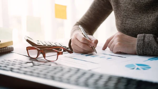 Vrouwelijke accountant of bankier gebruik rekenmachine voor de berekening van het financieel verslag. — Stockfoto