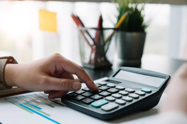 Mão fechada do contador ou banqueiro que trabalha na calculadora para calcular o relatório de dados financeiros , — Fotografia de Stock