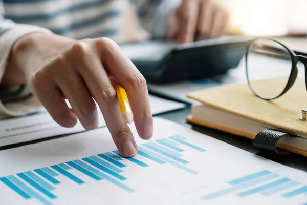 Zakelijke vrouw die in financiën en boekhouding werkt Analyseer financieel budget met calculator in het kantoor — Stockfoto