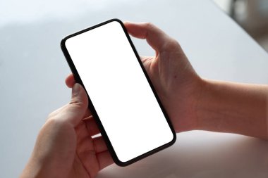 Üst Görünümlü Kadın boş ekranda oturuyor ve cep telefonunu taklit ediyor