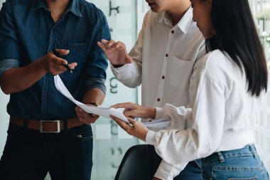 Mimar ve Mühendis, proje için ortaklarıyla plan üzerinde çalışmak üzere bir araya geliyorlar.