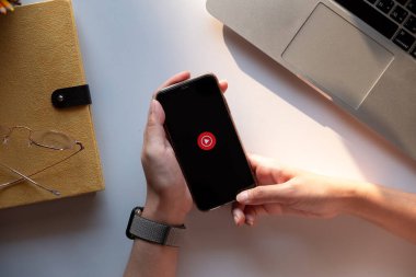 CHIANG MAI, THAILAND - 14 Aralık 2019: iPhone X kullanan kadın Youtube Müzik - Stream Songs and Music