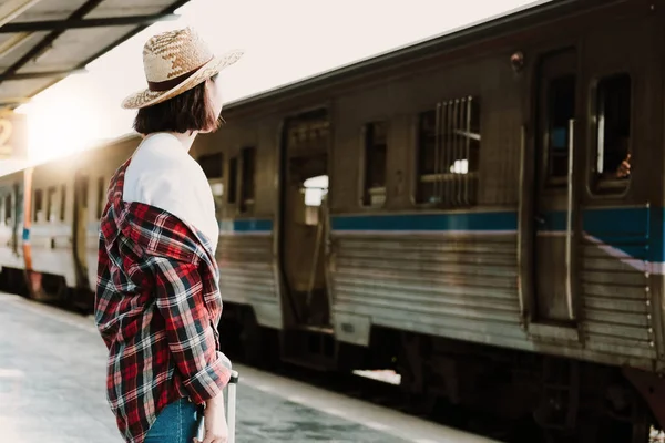 美しい女性は夏の旅行のための駅で電車を待っています. — ストック写真