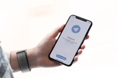 CHIANG MAI, THAILAND, OCT 27, 2019: Sosyal ağ hizmetleri telgrafıyla iPhone X 'i tutan kadın.