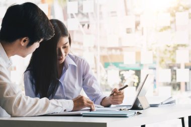 İş Adamları Toplantısı Modern Ofiste Çalışıyor,