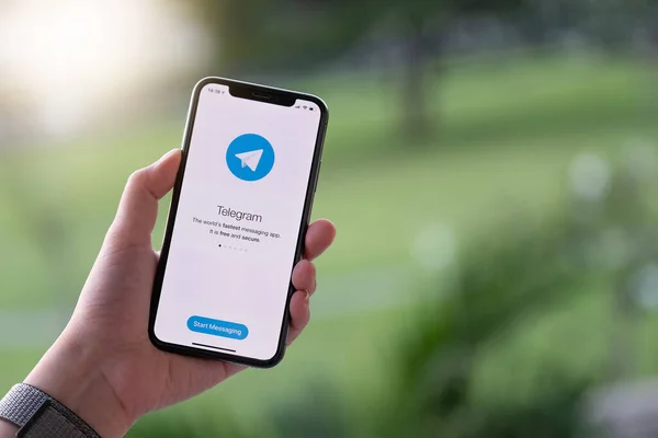 ChiANG MAI, THAILAND, NOV 17, 2019: Telegram 로 아이폰 X 를 들고 있는 여성 — 스톡 사진