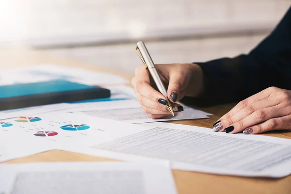 Close up Business people discuss the situation on the market. — Stock Photo, Image