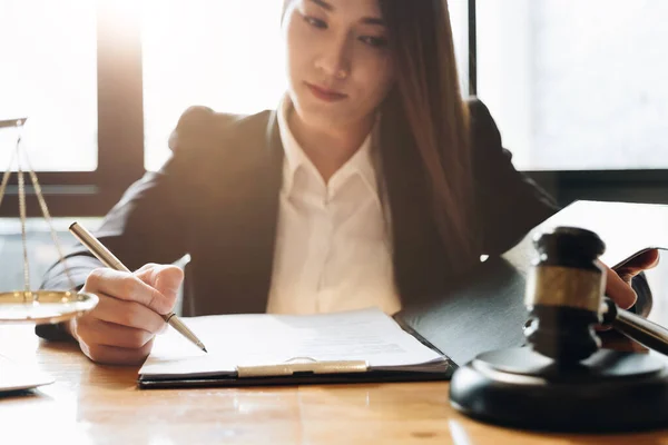 Rechter hamer met Justitie advocaten, Zakelijke vrouw in pak of advocaat werken — Stockfoto