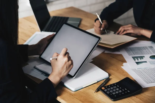 Företag Acceptera människor möte arbetar med nya uppstartsprojekt — Stockfoto