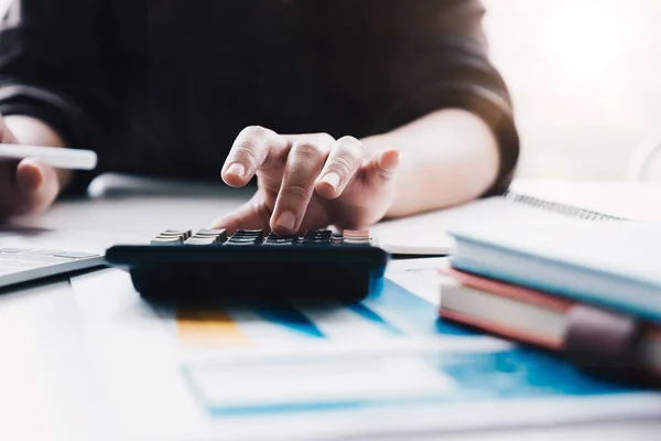 Close up Mujer de negocios usando calculadora y portátil para hacer finanzas matemáticas — Foto de Stock