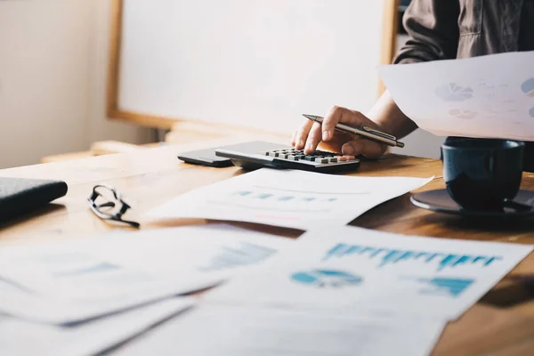 Närbild av bokhållare eller finansinspektör händer att göra rapport, beräkning — Stockfoto