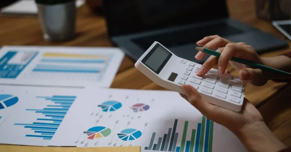 Close up Mulher de negócios usando calculadora e laptop para fazer matemática finanças imposto, contabilidade, estatística conceito de pesquisa — Fotografia de Stock