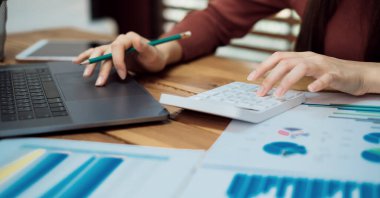 Muhasebeci ya da finans müfettişi elleri rapor hazırlar, hesaplar ya da dengeyi kontrol eder. 