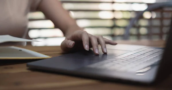 De cerca Mujer que trabaja en casa mano de oficina en el teclado para trabajar o aprender en línea — Foto de Stock