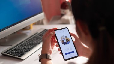 CHIANG MAI, THAILAND - 24 Mayıs 2020: Microsoft Ekipleri sosyal platformunu ev çalışanlarından biri indiriyor, 
