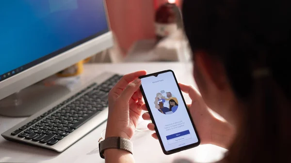 チェンマイ、タイ- 2020年5月24日:在宅勤務者がMicrosoft Teamsのソーシャルプラットフォームをダウンロードしています。, — ストック写真
