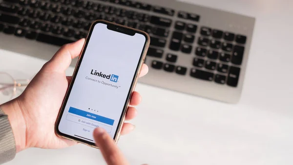 CHIANG MAI, TILLAND, MAJ 24, 2020: En kvinna håller Apple iPhone Xs med LinkedIn ansökan på skärmen. — Stockfoto