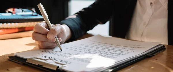 Agentes inmobiliarios firman un contrato de documentos contractuales con el cliente para firmar contrato. — Foto de Stock