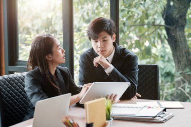 İş ekibi toplantısı akıllı tablet bilgisayarla wogging, iş görüşmesi konsept tartışması