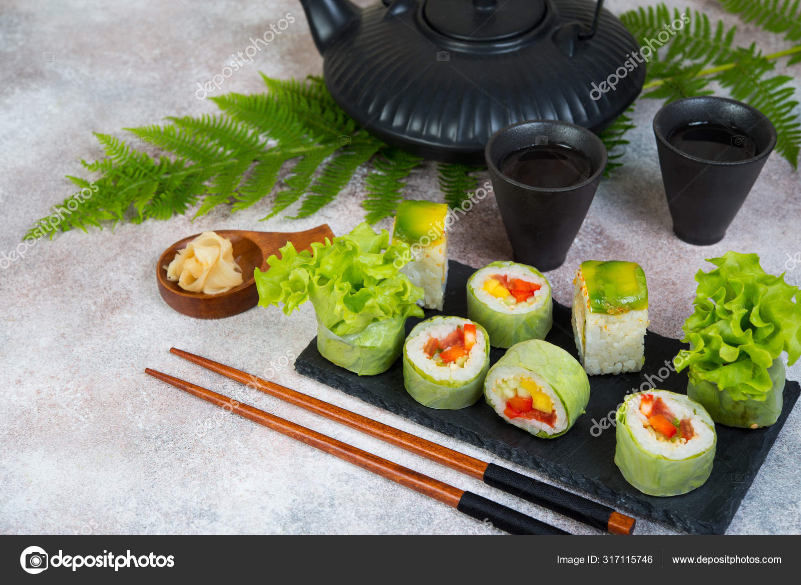 素食寿司卷站在水泥桌上 图库照片 C Gekachka