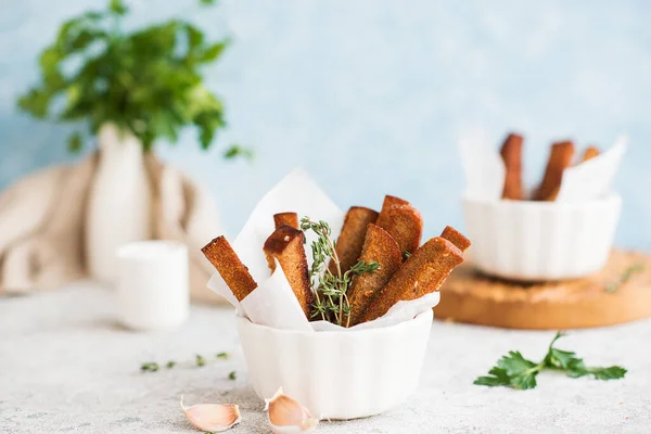 Homemade black bread crackers with garlic herbs for a snack, selective focus — Stock Image Homemade Black Bread Crackers Garlic Herbs Snack Selective Focus Royalty Free Stock Images
