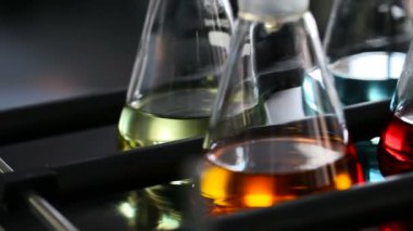 İlaç sanayii Laboratuvarı renkli kimyasallar ile şişeler