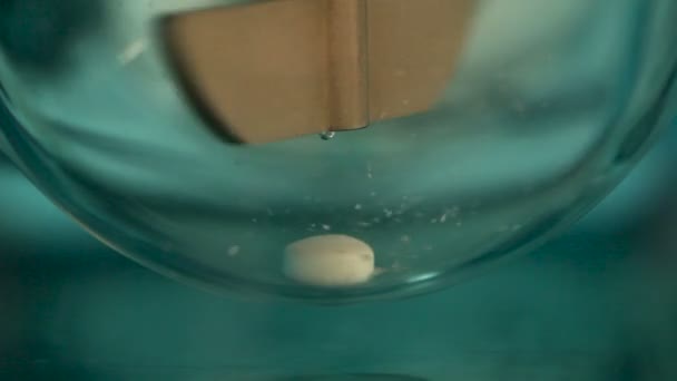 Test di dissoluzione delle pillole medicinali in laboratorio — Video Stock