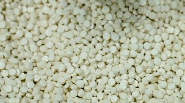 Hap üretim. Çok beyaz hap boşaltmak sürme makinesi kamera üretim hap dışarı düşen closeup çekim