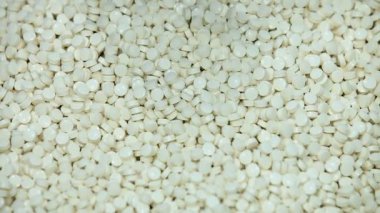 İlaç üretim. Beyaz Tablet hap ilaç fabrikası boşaltmak ilaç üretim sırasında makine imalat dışına düşen portre vurdu