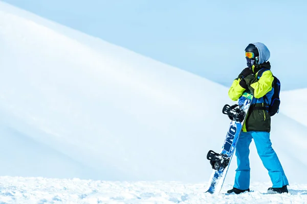 Snowboarder, egy napsütéses téli napon a hegy tetejére — Stock Fotó