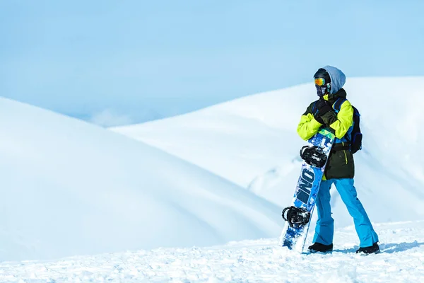 Snowboarder, egy napsütéses téli napon a hegy tetejére — Stock Fotó