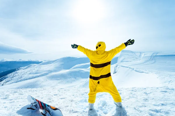 Örömteli snowboard rider élvezi egy gyönyörű nap a hegyekben — Stock Fotó